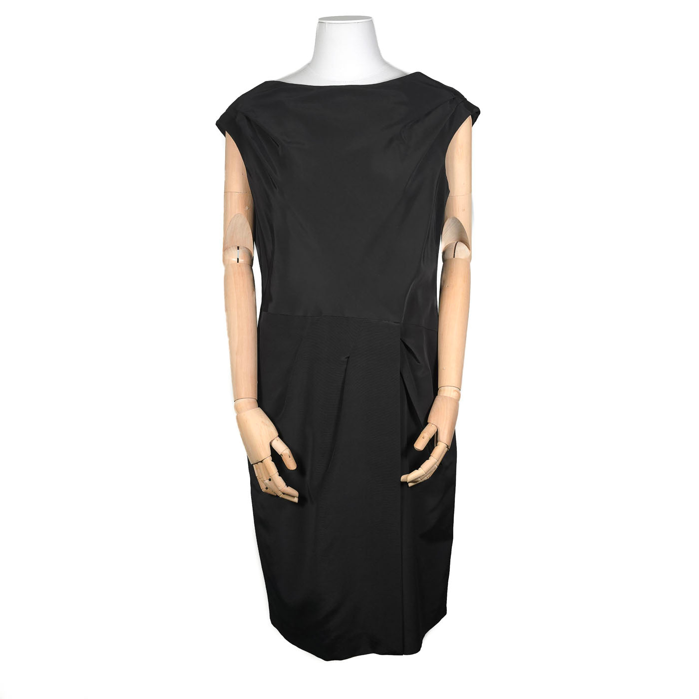 NATAN by Eduard Vermeulen Redford Robe Black Cocktail Dress NWT Size 44. A black cocktail dress displayed on a mannequin, featuring a flowing skirt and three-quarter sleeves.