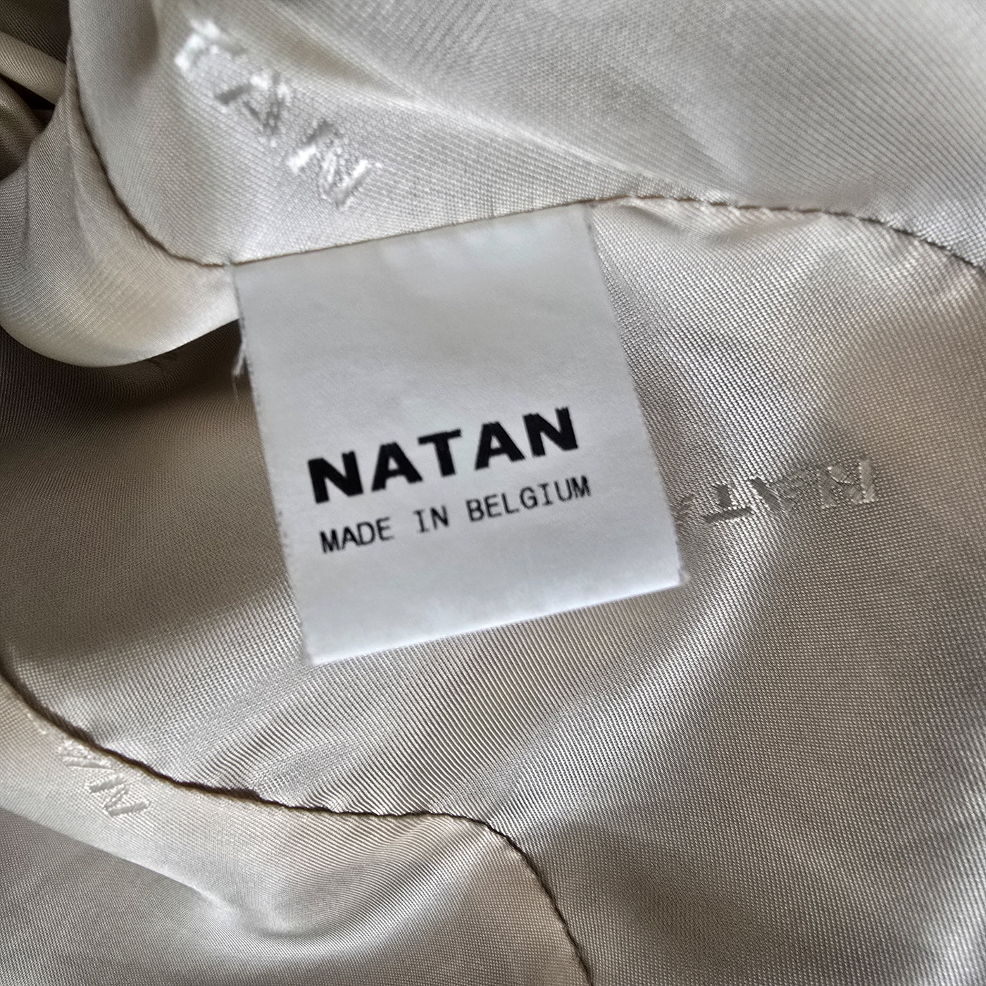 A brown checkered NATAN jacket on a mannequin, displaying a classic design suitable for both city and countryside wear.
