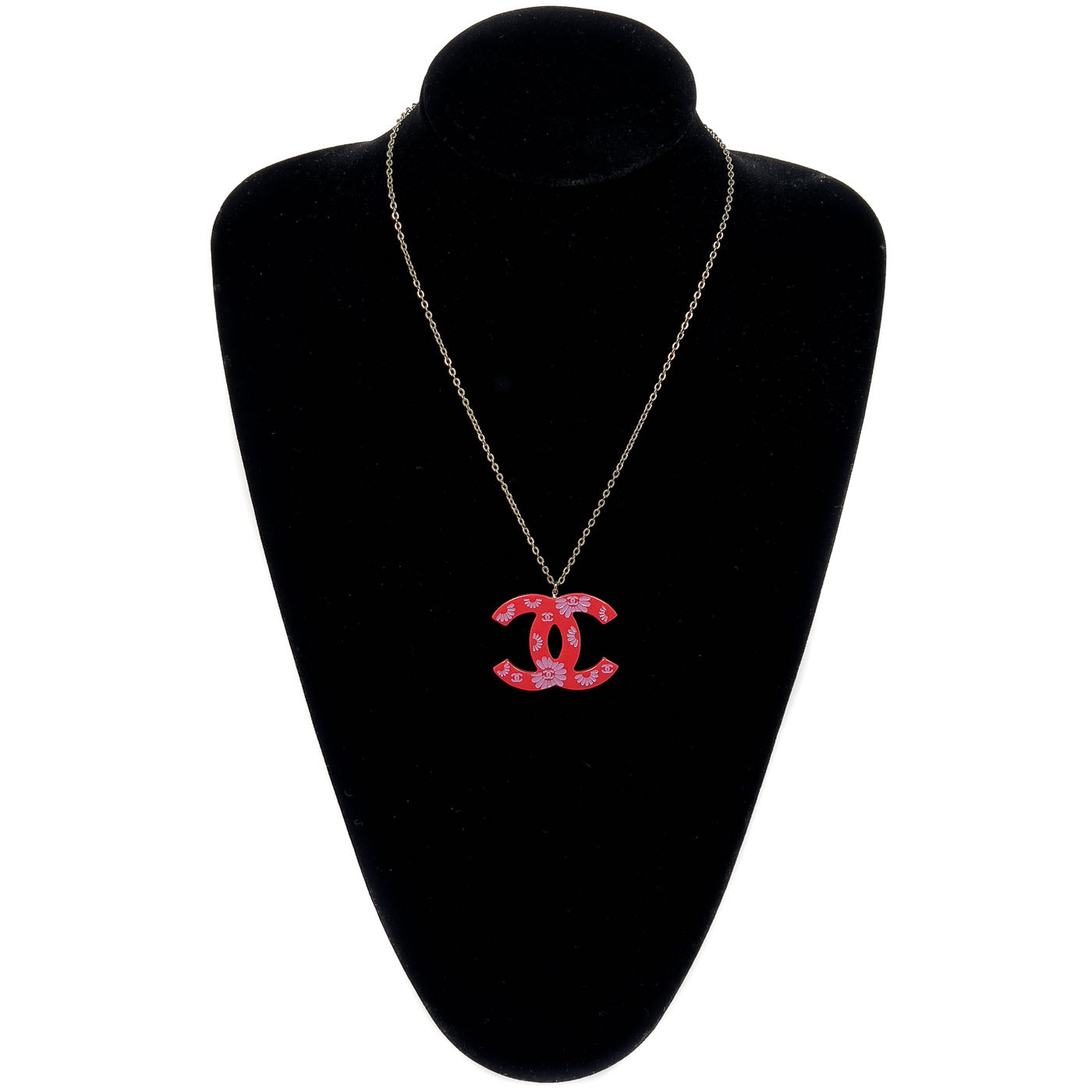 Vintage Chanel Necklace Pink Resin CC Daisy Flower 04P
A vintage Chanel necklace with a pink resin CC daisy flower pendant on a silver metal chain, displayed on a black mannequin.