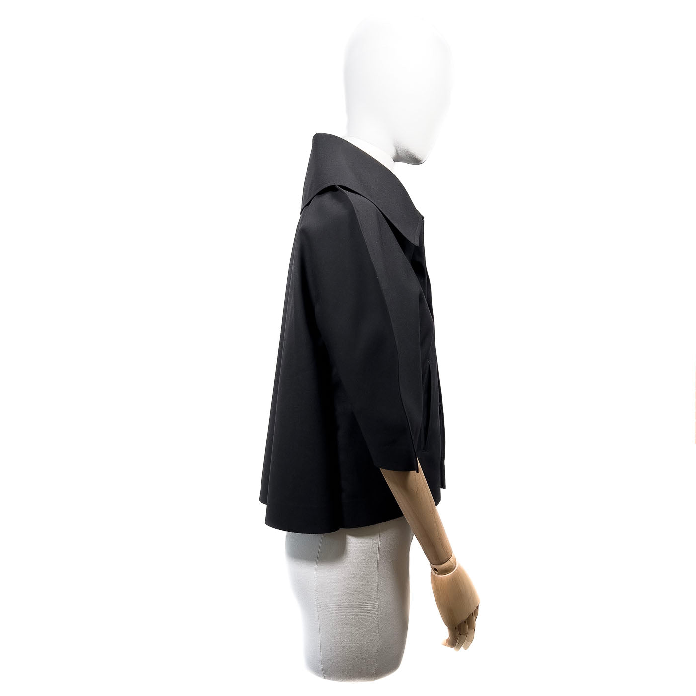 Comme des Garçons Jacket JUNYA WATANABE Black JPN M.
A black short cape jacket with a mandarin collar and short sleeves, displayed on a mannequin.