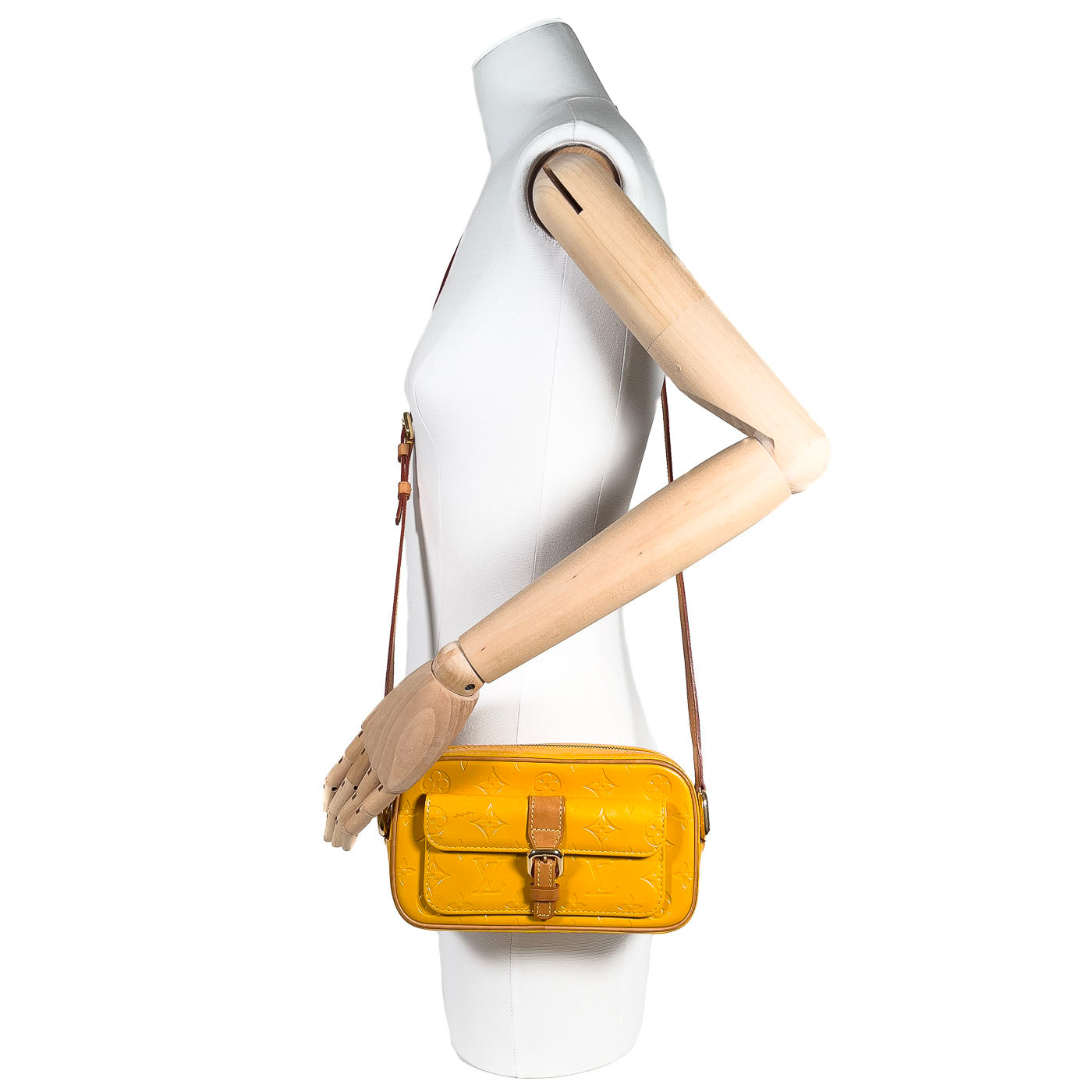 Vintage Louis Vuitton Monogram Christie Juliette Pochette Monogram Vernis Yellow M91108
A vintage Louis Vuitton Monogram Christie Juliette Pochette in yellow Monogram Vernis with a shoulder strap displayed on a mannequin.
